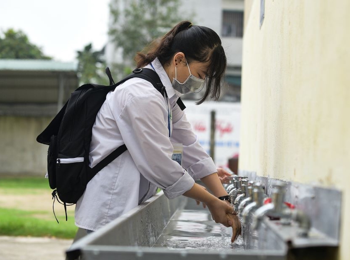 Trường thu 90.000 đồng/học sinh để chống COVID-19, hiệu trưởng nói gì? - 1