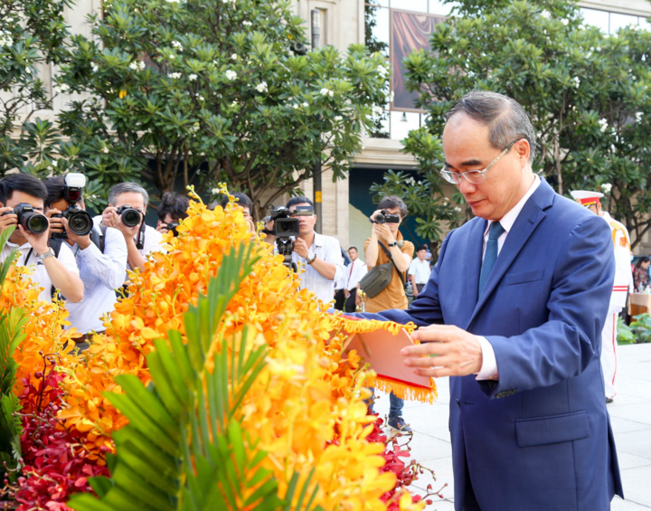 Lãnh đạo TP.HCM dâng hương tưởng nhớ Chủ tịch Hồ Chí Minh - 4