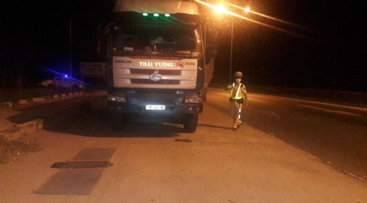 Bị kiểm tra vì xe chở quá tải, tài xế cố thủ trong cabin suốt 5 tiếng đồng hồ - 1