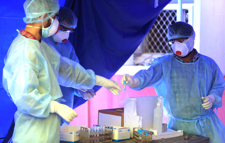 Người mắc COVID-19 ở Nga vượt 300.000, Ấn Độ tăng kỷ lục số ca nhiễm - 2