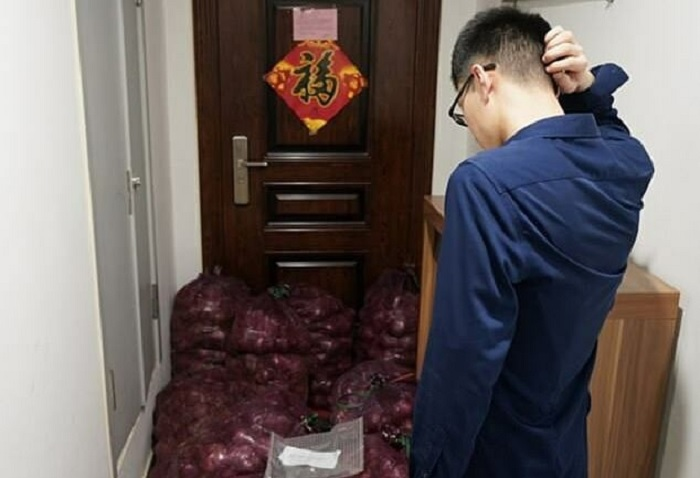 Đổ 1 tấn hành trước cửa nhà người yêu cũ để bắt anh ta phải khóc - 2