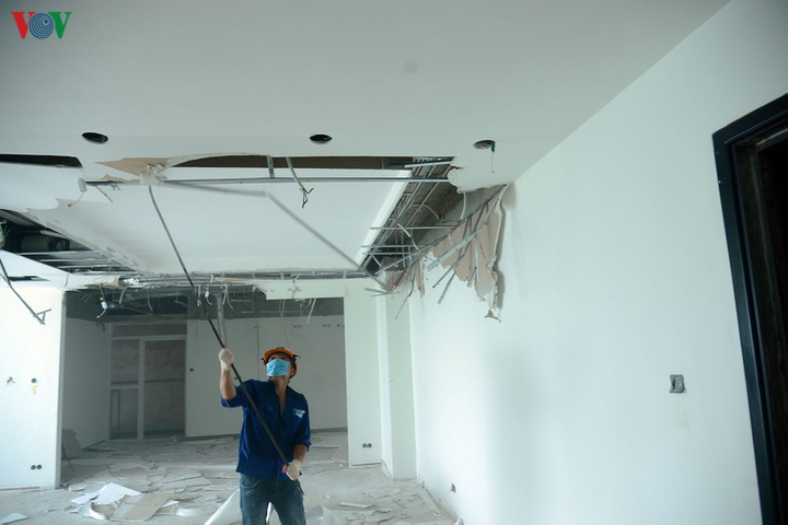 Cận cảnh cắt bê tông cốt thép ở tầng 18 tòa nhà 8B Lê Trực bằng lưỡi kim cương - 10