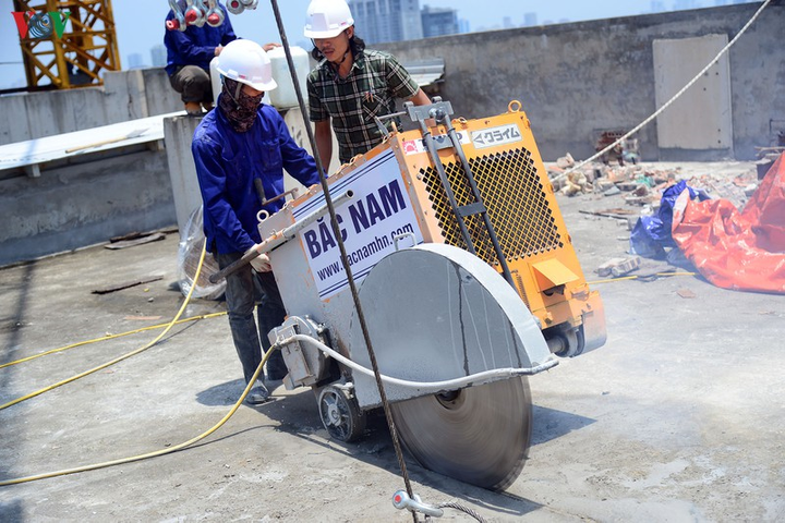 Cận cảnh cắt bê tông cốt thép ở tầng 18 tòa nhà 8B Lê Trực bằng lưỡi kim cương - 3