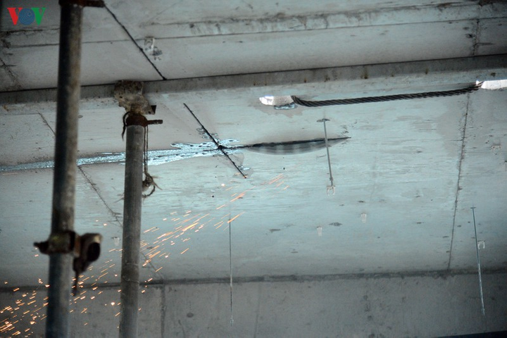 Cận cảnh cắt bê tông cốt thép ở tầng 18 tòa nhà 8B Lê Trực bằng lưỡi kim cương - 4