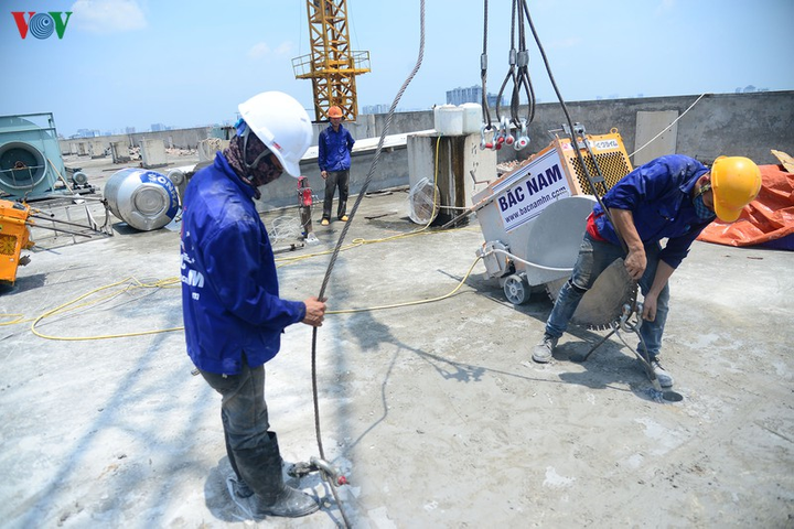 Cận cảnh cắt bê tông cốt thép ở tầng 18 tòa nhà 8B Lê Trực bằng lưỡi kim cương - 5