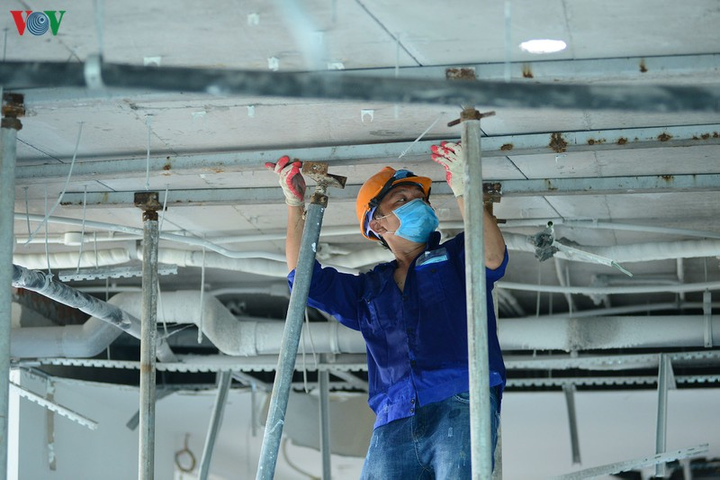 Cận cảnh cắt bê tông cốt thép ở tầng 18 tòa nhà 8B Lê Trực bằng lưỡi kim cương - 7