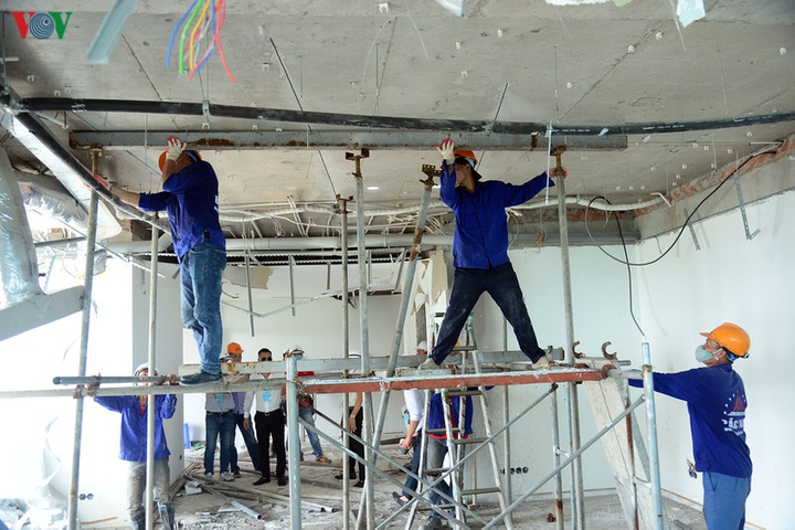 Cận cảnh cắt bê tông cốt thép ở tầng 18 tòa nhà 8B Lê Trực bằng lưỡi kim cương - 8