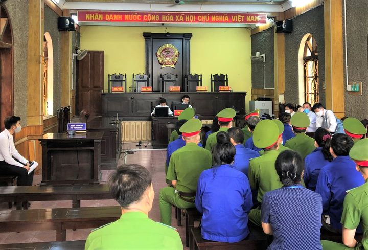 An ninh thắt chặt trong phiên tòa xét xử vụ gian lận thi cử ở Sơn La - 9