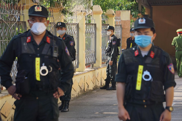 An ninh thắt chặt trong phiên tòa xét xử vụ gian lận thi cử ở Sơn La - 5