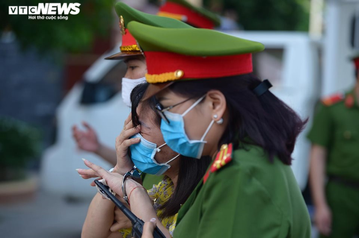 Xử gian lận thi ở Hòa Bình: Kẻ tươi cười hớn hở, người khóc ngất khi nhận mức án - 3