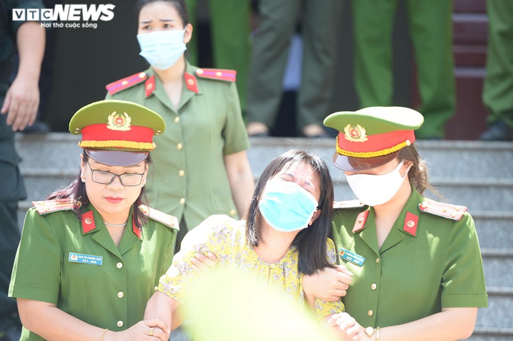 Xử gian lận thi ở Hòa Bình: Kẻ tươi cười hớn hở, người khóc ngất khi nhận mức án - 9