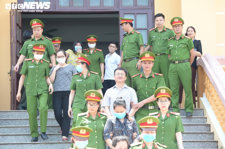 Xử gian lận thi ở Hòa Bình: Kẻ tươi cười hớn hở, người khóc ngất khi nhận mức án - 5