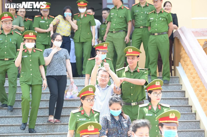 Xử gian lận thi ở Hòa Bình: Kẻ tươi cười hớn hở, người khóc ngất khi nhận mức án - 6