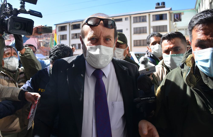 COVID-19: Cho mua máy thở giá quá cao, Bộ trưởng Y tế Bolivia bị bắt - 1