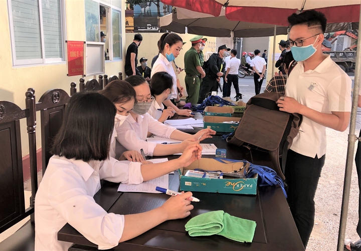 An ninh thắt chặt trong phiên tòa xét xử vụ gian lận thi cử ở Sơn La - 7