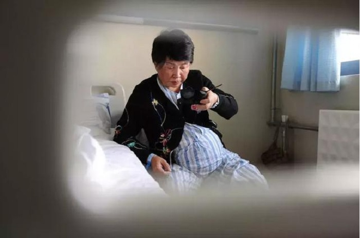 Cảnh già lao lực, kiệt quệ của người mẹ sinh con ở tuổi 60 - 1