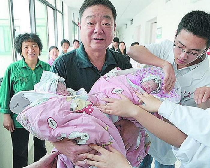 Cảnh già lao lực, kiệt quệ của người mẹ sinh con ở tuổi 60 - 2