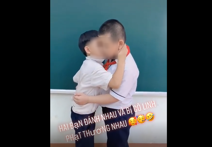 Hai nam sinh bị phạt hôn má nhau: Phụ huynh lo trẻ suy nghĩ lệch lạc giới tính - 1