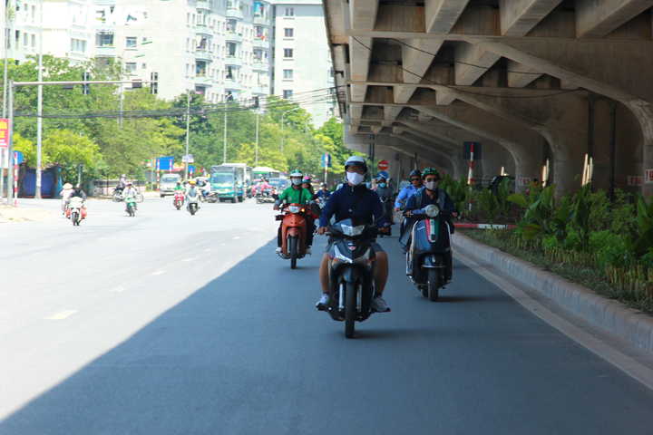 Người Hà Nội chui gầm đường vành đai tránh nắng nóng hơn 50 độ C - 5
