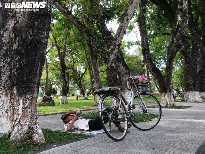 Nhọc nhằn mưu sinh giữa trời nắng nóng hơn 40 độ C ở miền Trung - 9