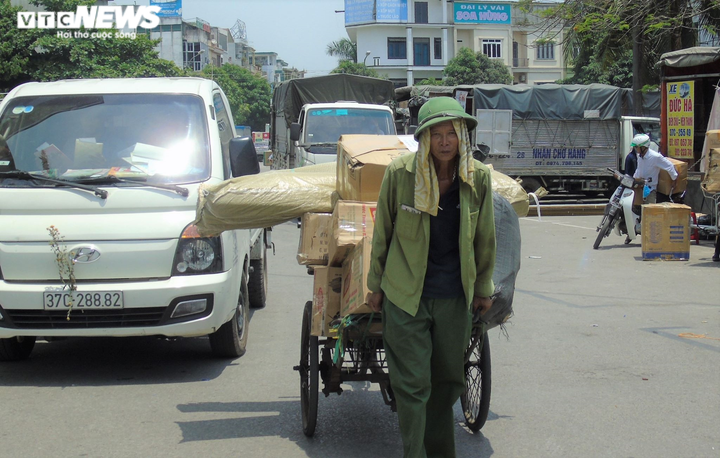 Nhọc nhằn mưu sinh giữa trời nắng nóng hơn 40 độ C ở miền Trung - 1