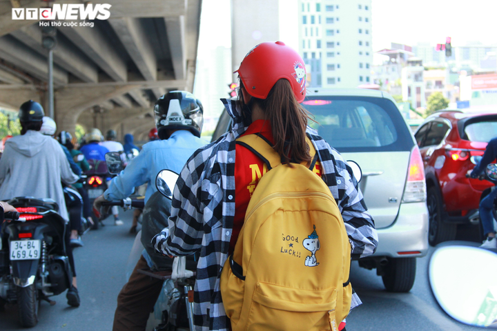 Người Hà Nội chui gầm đường vành đai tránh nắng nóng hơn 50 độ C - 11
