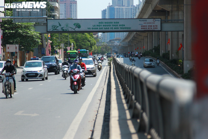 Người Hà Nội chui gầm đường vành đai tránh nắng nóng hơn 50 độ C - 10