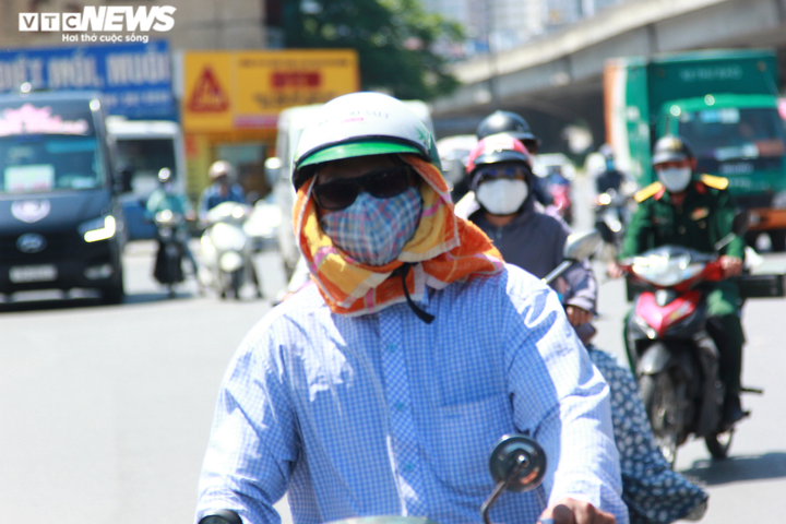 Người Hà Nội chui gầm đường vành đai tránh nắng nóng hơn 50 độ C - 12