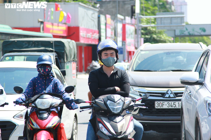Người Hà Nội chui gầm đường vành đai tránh nắng nóng hơn 50 độ C - 13