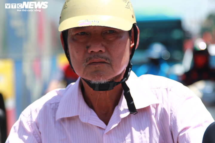 Người Hà Nội chui gầm đường vành đai tránh nắng nóng hơn 50 độ C - 3