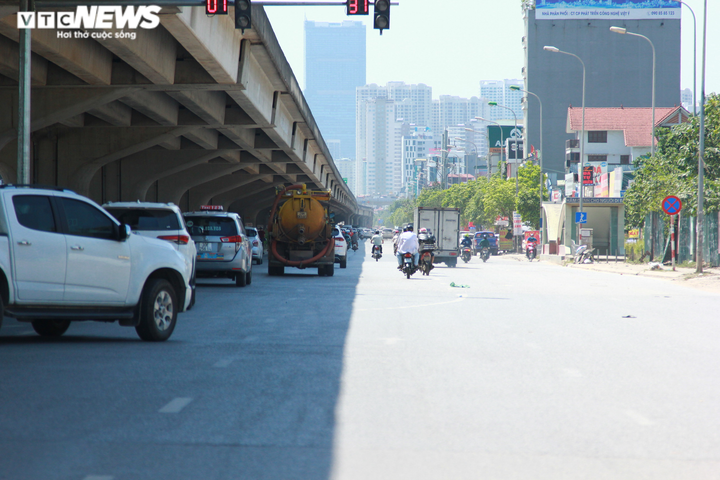 Người Hà Nội chui gầm đường vành đai tránh nắng nóng hơn 50 độ C - 4