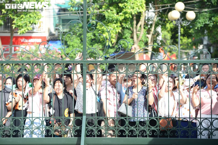 Xử gian lận thi ở Hòa Bình: Kẻ tươi cười hớn hở, người khóc ngất khi nhận mức án - 11