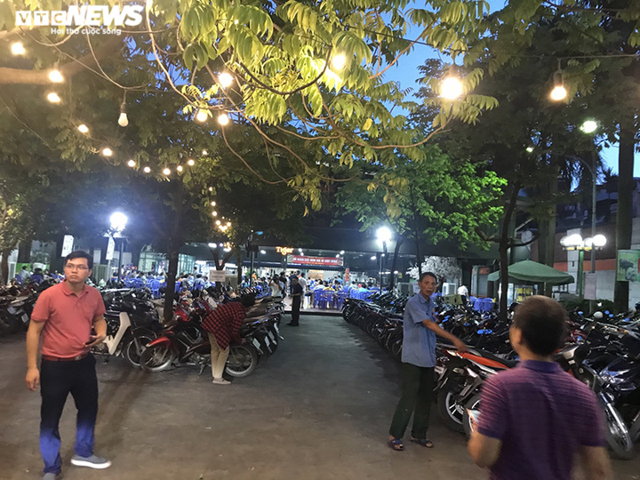 Nắng nóng cực đỉnh, quán bia quá tải, bán nghìn lít mỗi tối - 2