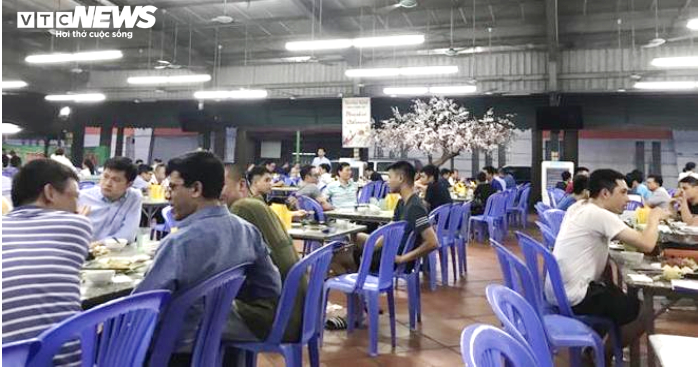 Nắng nóng cực đỉnh, quán bia quá tải, bán nghìn lít mỗi tối - 1