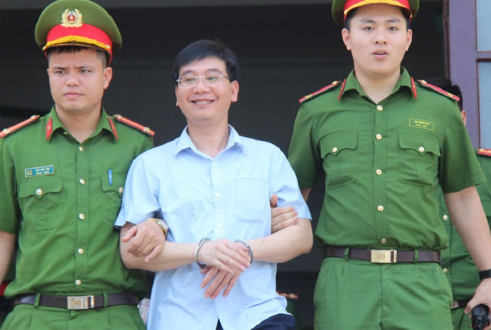 Xử gian lận thi ở Hòa Bình: Kẻ tươi cười hớn hở, người khóc ngất khi nhận mức án - 8