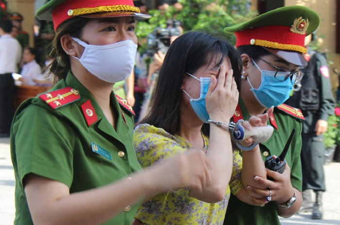 Xử gian lận thi ở Hòa Bình: Kẻ tươi cười hớn hở, người khóc ngất khi nhận mức án - 10