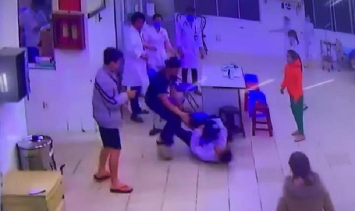 Khởi tố 2 cha con côn đồ đánh điều dưỡng và bảo vệ ngay tại bệnh viện - 1