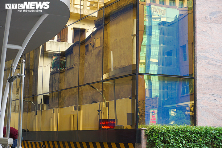 Cao ốc dát vàng gây chói mắt giữa mùa hè ở Hà Nội - 6