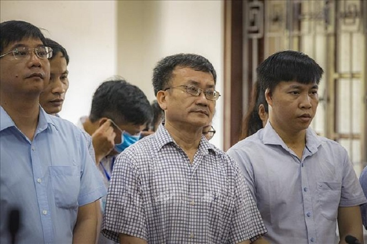 Xử gian lận thi ở Hòa Bình: Kẻ tươi cười hớn hở, người khóc ngất khi nhận mức án - 4