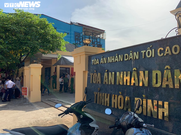 Xử gian lận thi ở Hòa Bình: Kẻ tươi cười hớn hở, người khóc ngất khi nhận mức án - 1