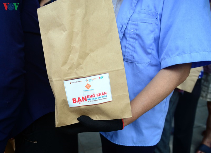 VOV phối hợp với CenGroup mở cây 'ATM gạo yêu thương' - 10