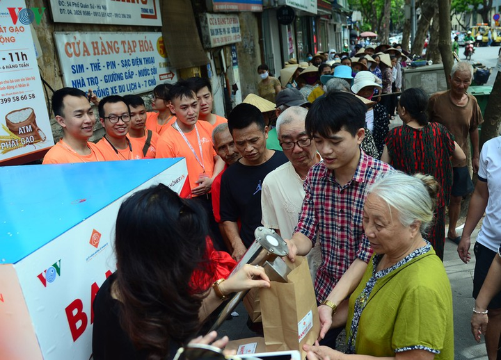 VOV phối hợp với CenGroup mở cây 'ATM gạo yêu thương' - 5