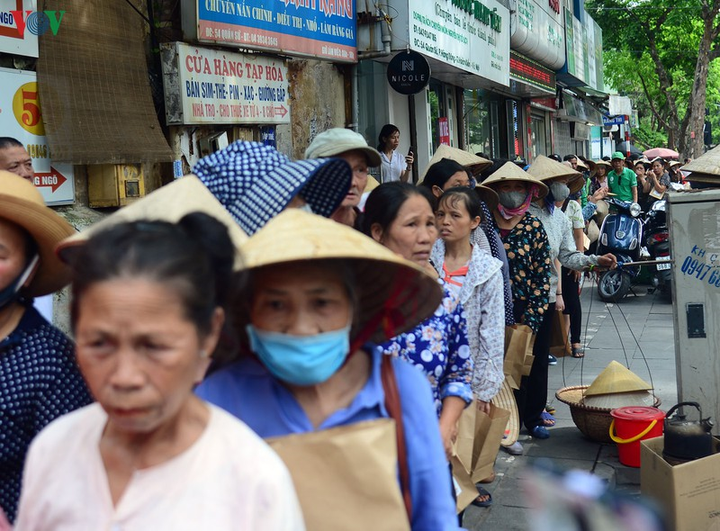 VOV phối hợp với CenGroup mở cây 'ATM gạo yêu thương' - 14