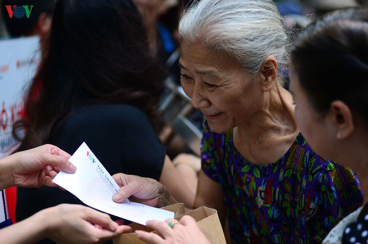 VOV phối hợp với CenGroup mở cây 'ATM gạo yêu thương' - 15