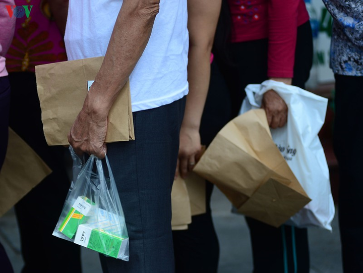 VOV phối hợp với CenGroup mở cây 'ATM gạo yêu thương' - 16