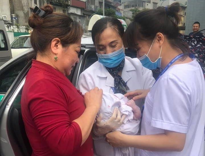 Đang đến bệnh viện thì tắc đường, sản phụ sinh con trên taxi - 1