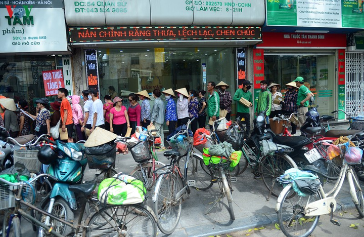 VOV phối hợp với CenGroup mở cây 'ATM gạo yêu thương' - 12