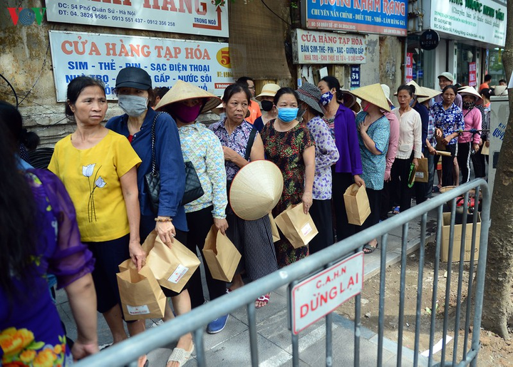 VOV phối hợp với CenGroup mở cây 'ATM gạo yêu thương' - 13