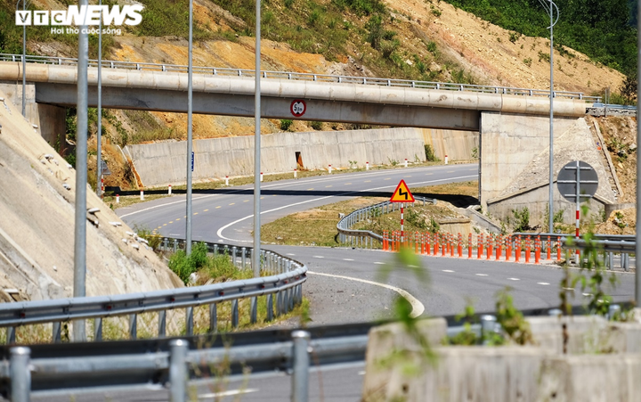 Cao tốc La Sơn – Túy Loan: Chuẩn bị thông xe, vẫn vướng giải phóng mặt bằng - 7