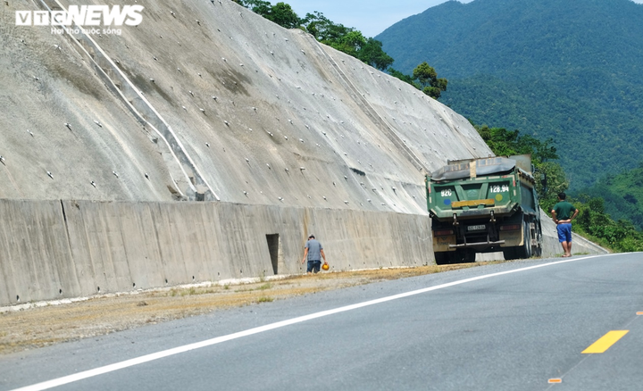 Cao tốc La Sơn – Túy Loan: Chuẩn bị thông xe, vẫn vướng giải phóng mặt bằng - 3